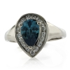 Elegante Anillo de Alejandrita con Zirconias
