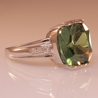 Elegante Anillo de Alejandrita Bicolor