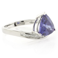 Anillo de Plata Fina .925 con Tanzanita en Corte Triangular