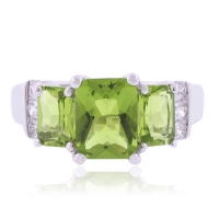 Hermoso Anillo de Plata .925 con 3 Gemas de Peridoto