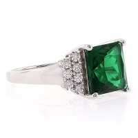 Hermoso Anillo de Plata .925 con una Gema de Esmeralda