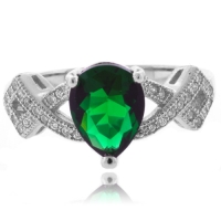 Anillo de Plata Fina con una Gema de Esmeralda