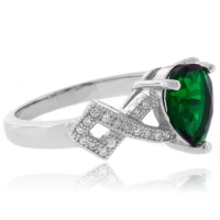 Anillo de Plata Fina con una Gema de Esmeralda