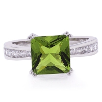 Anillo de Plata .925 con una Gema de Peridoto