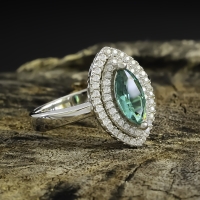 Anillo de Esmeralda en Corte Marquise