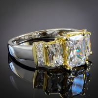 Anillo de Plata de 3 Piedras y Baño de Oro