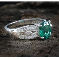 Anillo con una Gema de Esmeralda en Plata .925