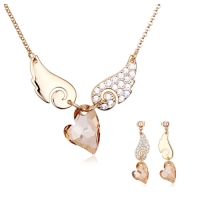 Hermoso Juego de Collar y Aretes de Corazón color Champagne