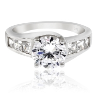 Hermoso anillo de compromiso en plata .925