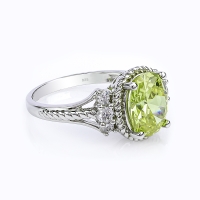 Hermoso Anillo de Plata y Zultanita Cambia Color en Corte Ovalado