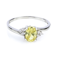 Hermoso Anillo de Plata y Zultanita Cambia Color en Corte Ovalado con Zirconias