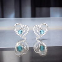 Aretes de Cristal Austriaco Color Azul con Rodio en Forma de Corazón
