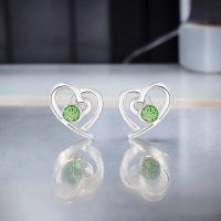 Aretes de Cristal Austriaco Color Verde con Rodio en Forma de Corazón