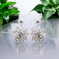Bonitos Aretes de Rodio en Forma de Flor