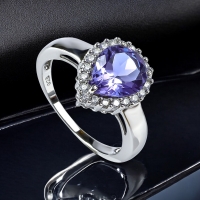 Hermoso Anillo de Alejandrita y Zirconias en Plata .925