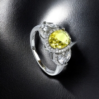 Anillo de Plata con Alejandrita en Corte Ovalado