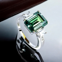 Hermoso Anillo de Plata de Ley con Alejandrita