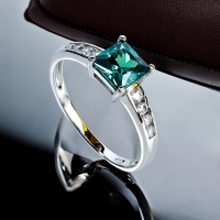 Anillo de Plata Con Alejandrita Solitario