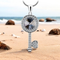 Collar de Cristal Austriaco en Forma de Llave