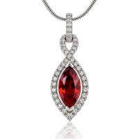 Elegante Dije con Ópalo Rojo en Plata Fina .925