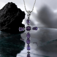 Bella Cruz de Plata Con Piedras Preciosas de Amatista y Zirconia