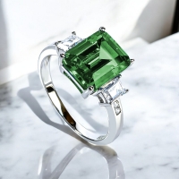 Hermoso Anillo de Plata de Ley con Esmeralda