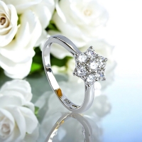 Anillo Flor en Plata con Diamante Simulada