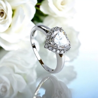 Hermoso Anillo de Compromiso en Plata de Ley 925 Corazón