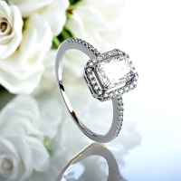 Hermoso Anillo en Corte Esmeralda Con Plata