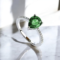 Anillo Solitario con Esmeralda Corte Pera
