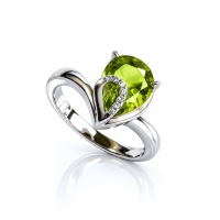 Anillo de Plata Solitario con Alejandrita Amarilla en Corte Pera