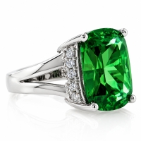 Hermoso Anillo de Plata .925 con una Piedra de Esmeralda