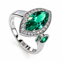 Magnifico Anillo de Plata .925 Esmeralda 13 mm x 7 mm