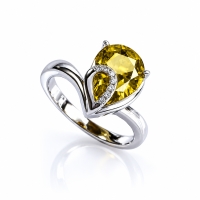 Anillo de Plata Solitario con Alejandrita Amarilla en Corte Pera