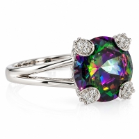 Anillo de Plata con Topacio Místico en un Diseño Clásico