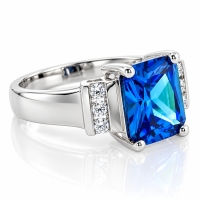 Anillo de Plata .925 con una Gema de Topacio Azul