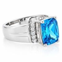 Elegante Anillo de Plata con Topacio Azul