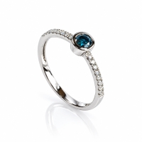 Anillo de Oro Solido de 14K con Diamantes Azules 0.36 Quilates