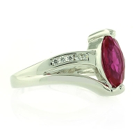 Magnifico Anillo de Plata .925 con una Gema de Rubí Rojo