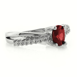 Precioso Anillo de Plata con Rubí