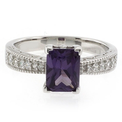 Anillo de Plata Fina con Alejandrita Bicolor