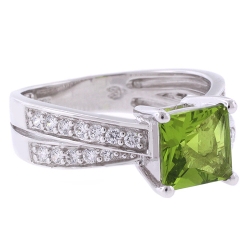 Anillo Lujoso de Peridoto en Plata de Ley .925