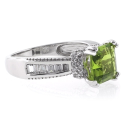 Anillo Lujoso de Peridoto en Plata .925