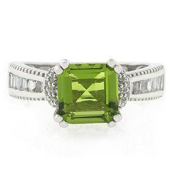 Anillo Lujoso de Peridoto en Plata .925