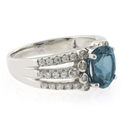 Anillo con una Gema de Alejandrita en Plata .925