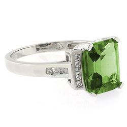 Encantador Anillo de Plata .925 con Peridoto