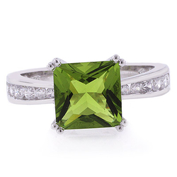 Anillo de Plata .925 con una Gema de Peridoto