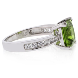 Anillo de Plata .925 con una Gema de Peridoto