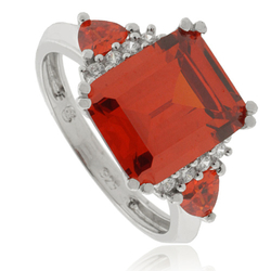 Anillo de Plata con Ópalo de Fuego corte Esmeralda