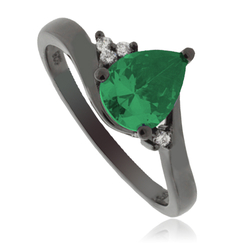 Anillo de Plata Negra con Esmeralda en Corte de Pera